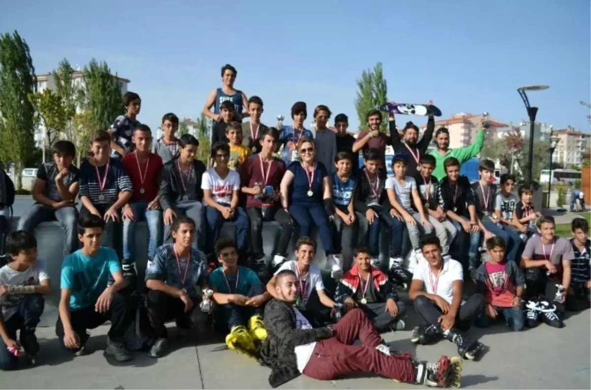 Uğur Mumcu Parkı\'nda \'Paten Yaza Veda Ediyor\' Etkinliği