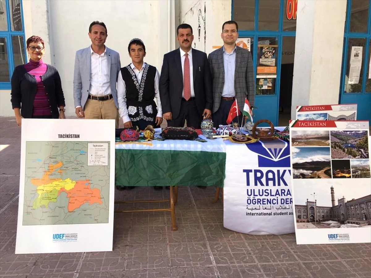 Yabancı Öğrenciler Edirne\'de Ülkelerini Tanıtıyor