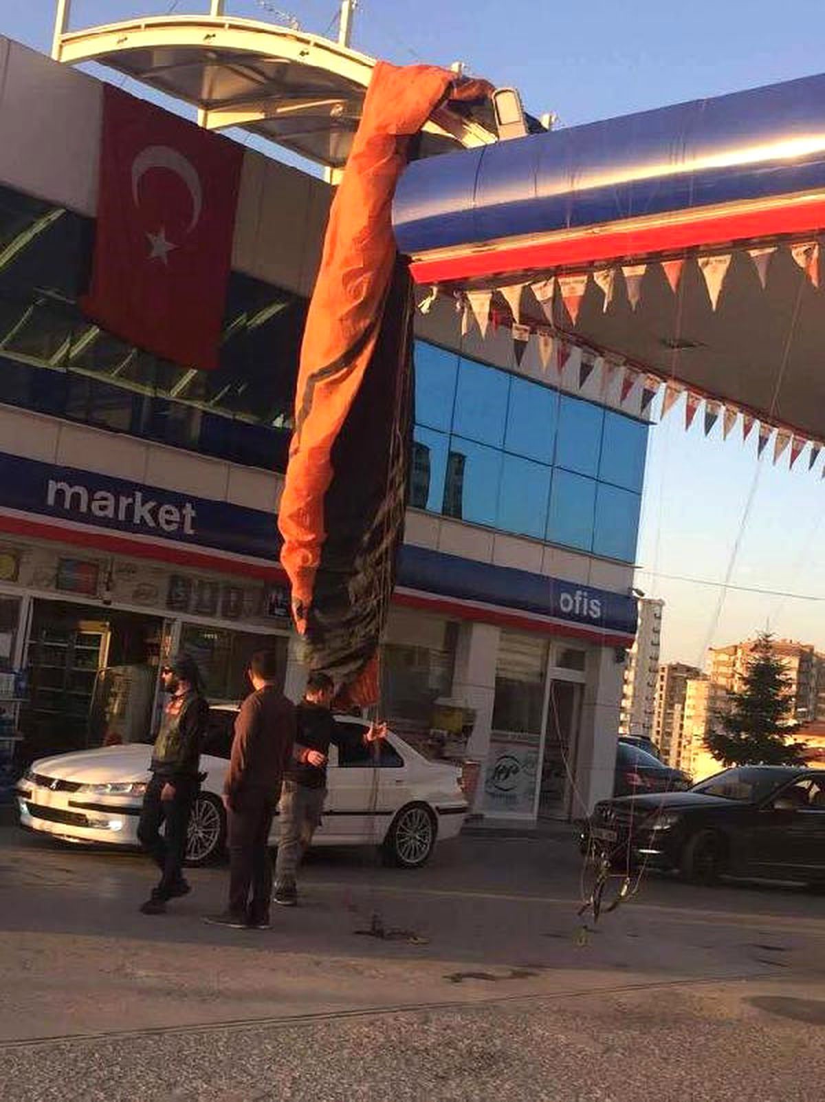 Yönünü Şaşıran Paraşütçü Akaryakıt İstasyonuna İniş Yaptı