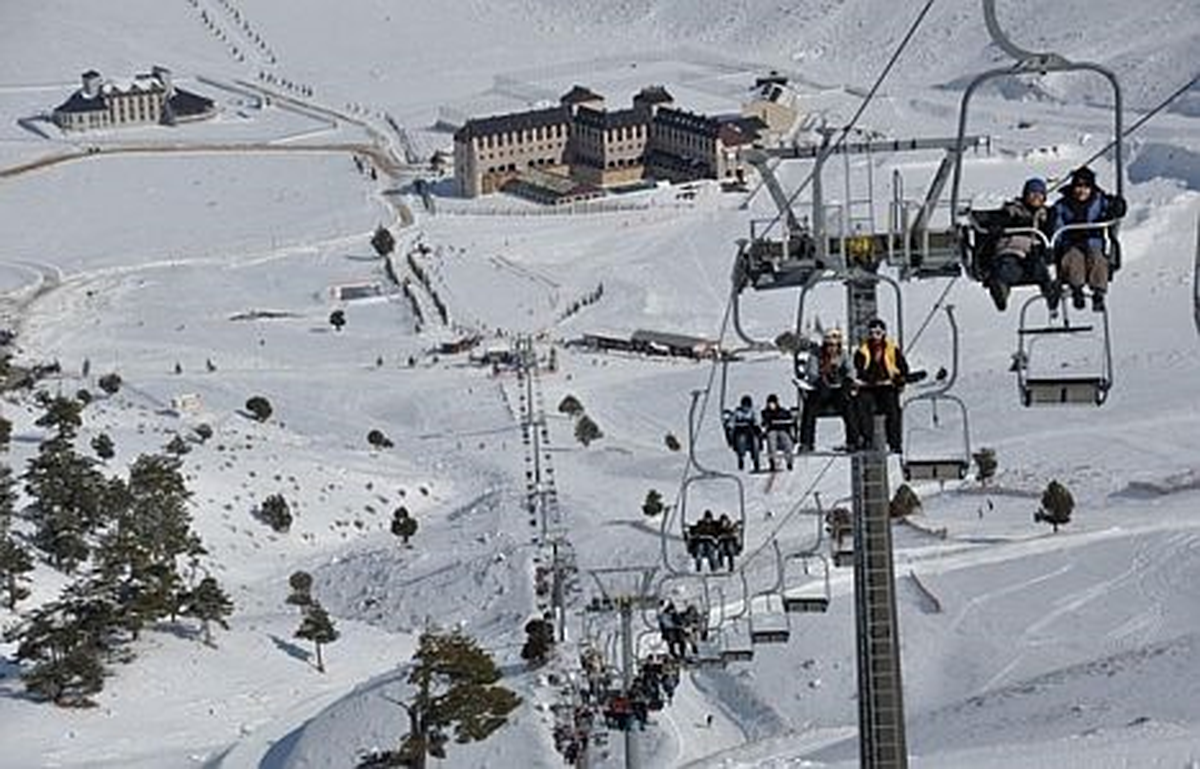 Akdağ Kayak Merkezi\'ne Mevsimin İlk Karı Yağdı