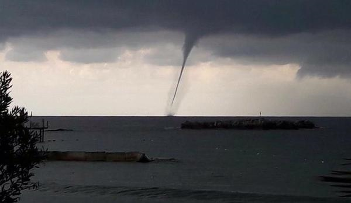 Alanya\'da Ceviz Büyüklüğünde Dolu Yağdı, Denizde Hortum Çıktı