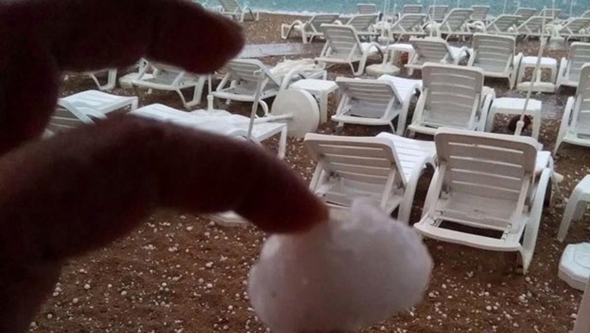 Alanya\'da Ceviz Büyüklüğünde Dolu Yağdı, Denizde Hortum Çıktı (2)