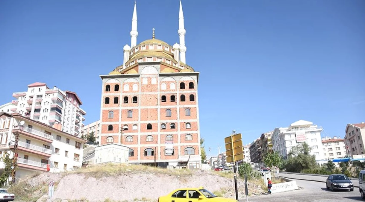 Ankara\'da İnşa Edilen Apartman Cami, Görenleri Şaşırtıyor