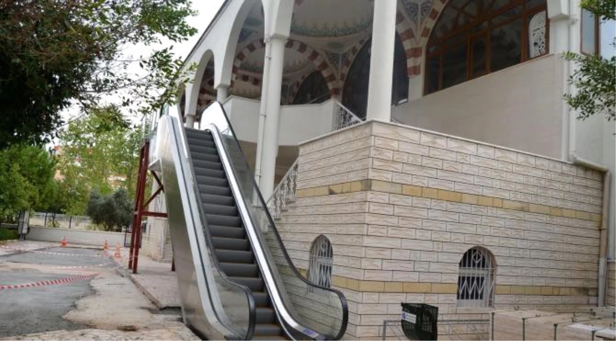 Antalya\'da 2 Camiye Yürüyen Merdiven