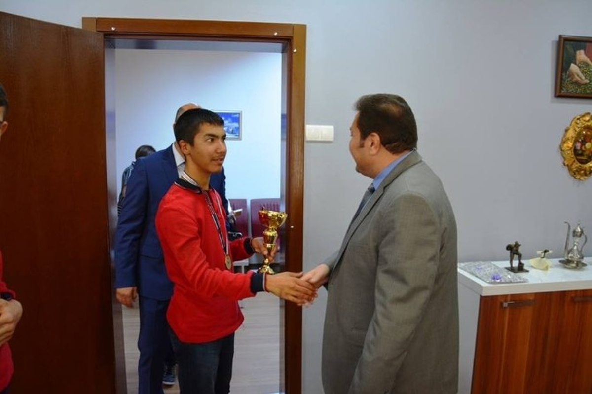 Başarılı Öğrenci ve Öğretmenleri Makamında Kabul Etti