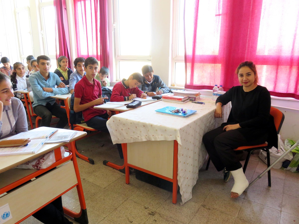 Burçin Öğretmen, Alçıda Ayağı ile Ders Veriyor