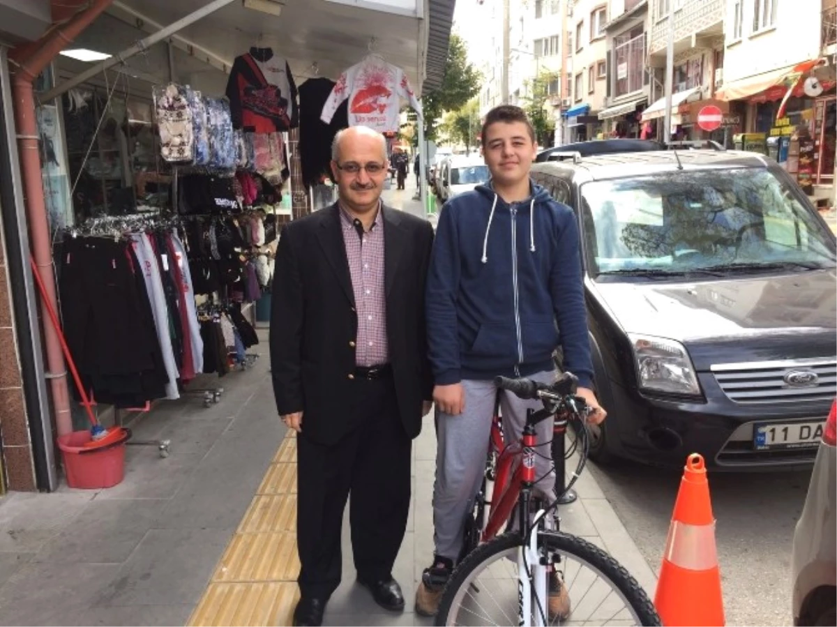 Camiye En Çok Gelen Öğrencisine Bisiklet Hediye Etti