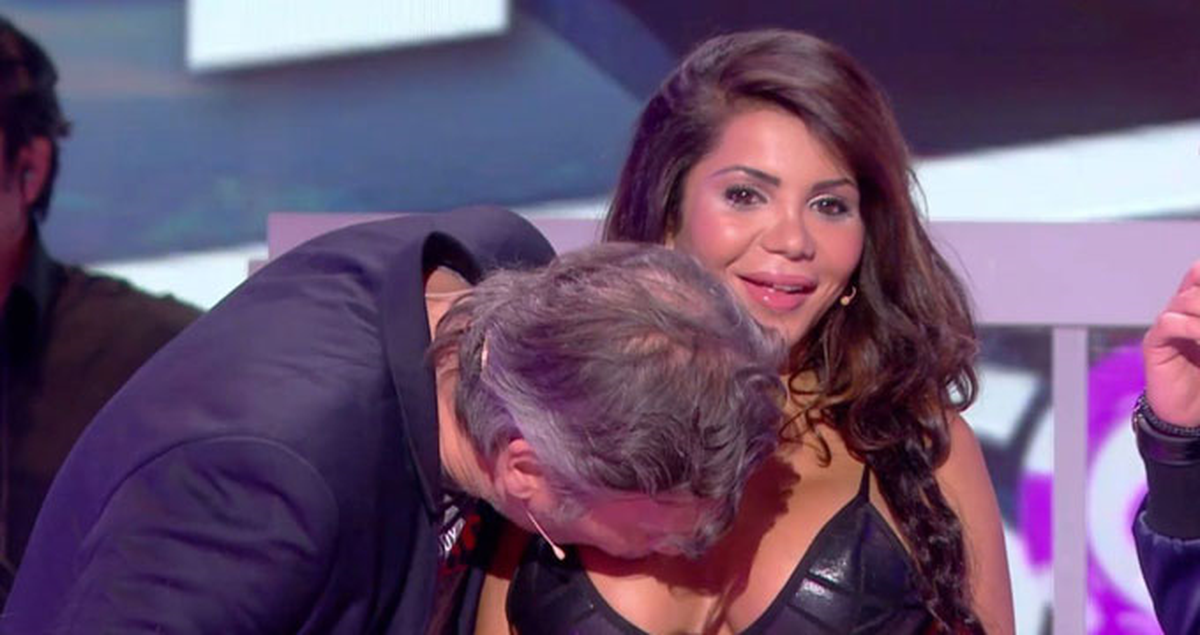 Canlı Yayında Rol Arkadaşının Göğüslerini Öptü