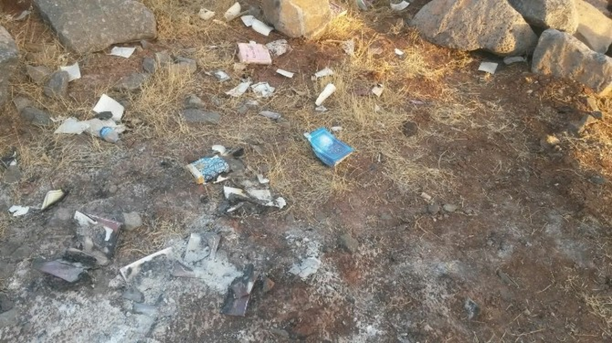 Diyarbakır\'da Boş Arazide Yakılmış Fetö Kitapları Bulundu