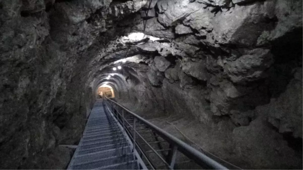 Dracula\'nın Esir Tutulduğu Kaledeki Gizli Geçitte 320 Basamak Yerin Altına İnildi