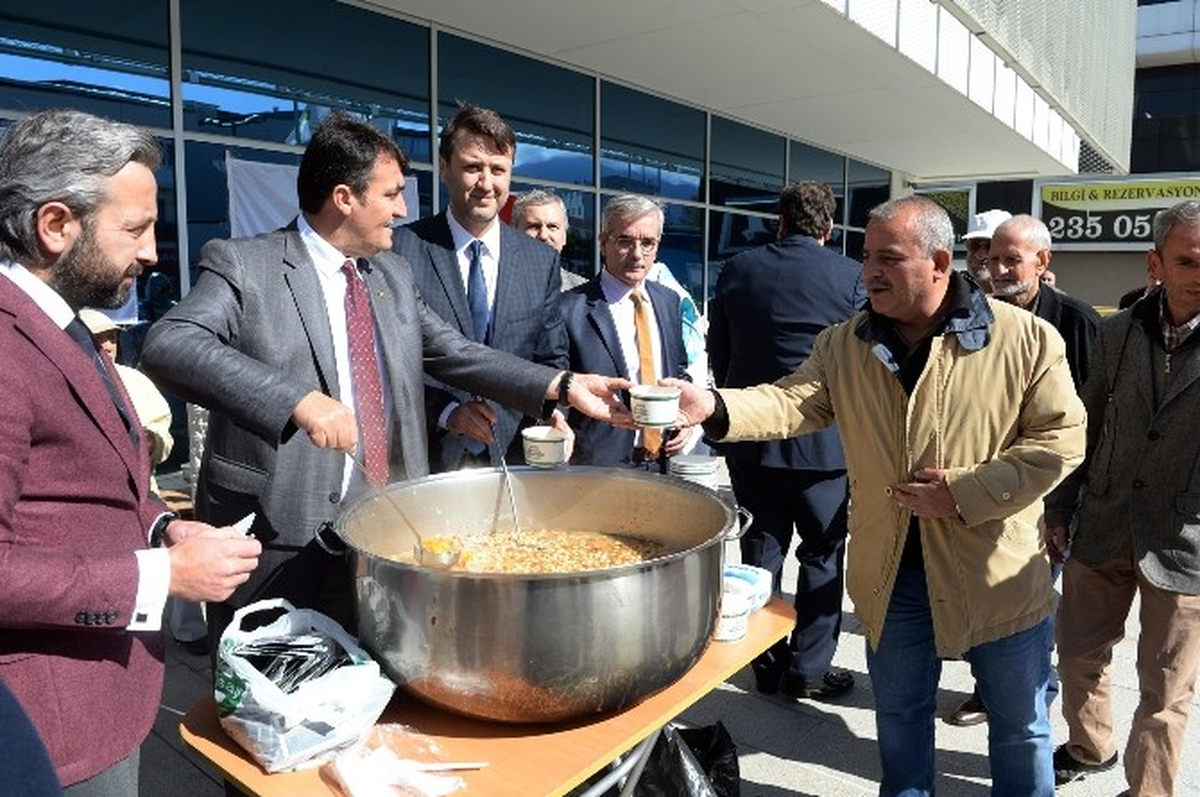Dündar Aşure Dağıttı