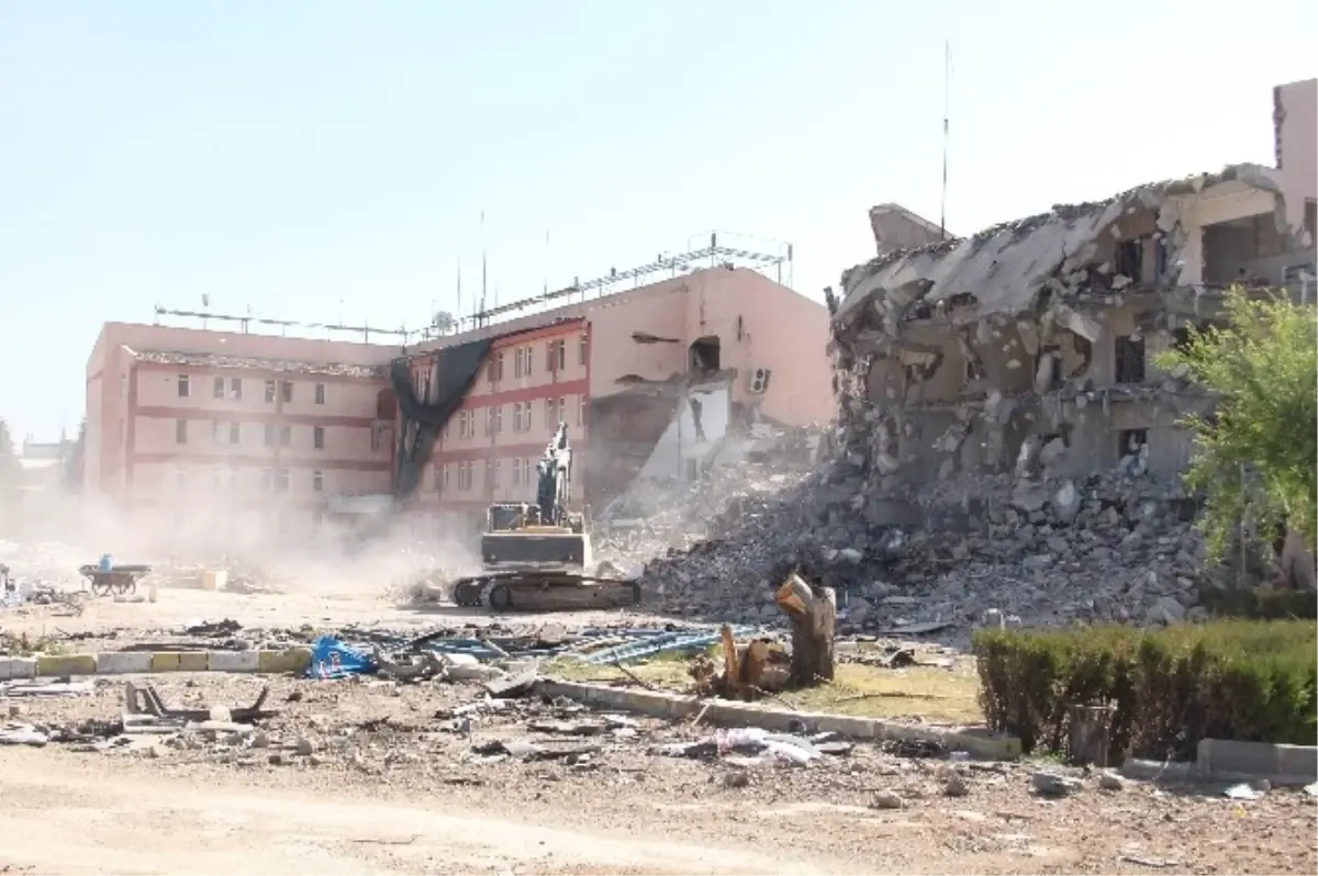 Elazığ Emniyet Müdürlüğü Binasının Yıkım Çalışmaları Başladı