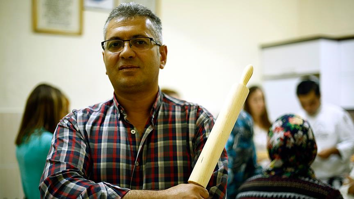 Elazığlı Fırıncı, Eşine 'İnat' Oklavayı Eline Aldı; Pasta Yapıyor