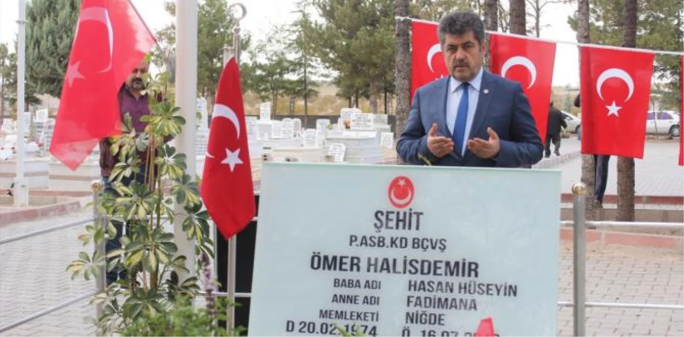 Gazetecilerden Şehit Halisdemir\'in Kabrine Ziyaret