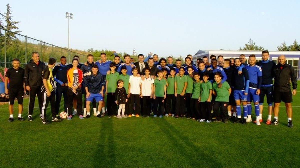 Gkv\'li Futbolculardan Büyükşehir Gaziantep Spora Ziyaret