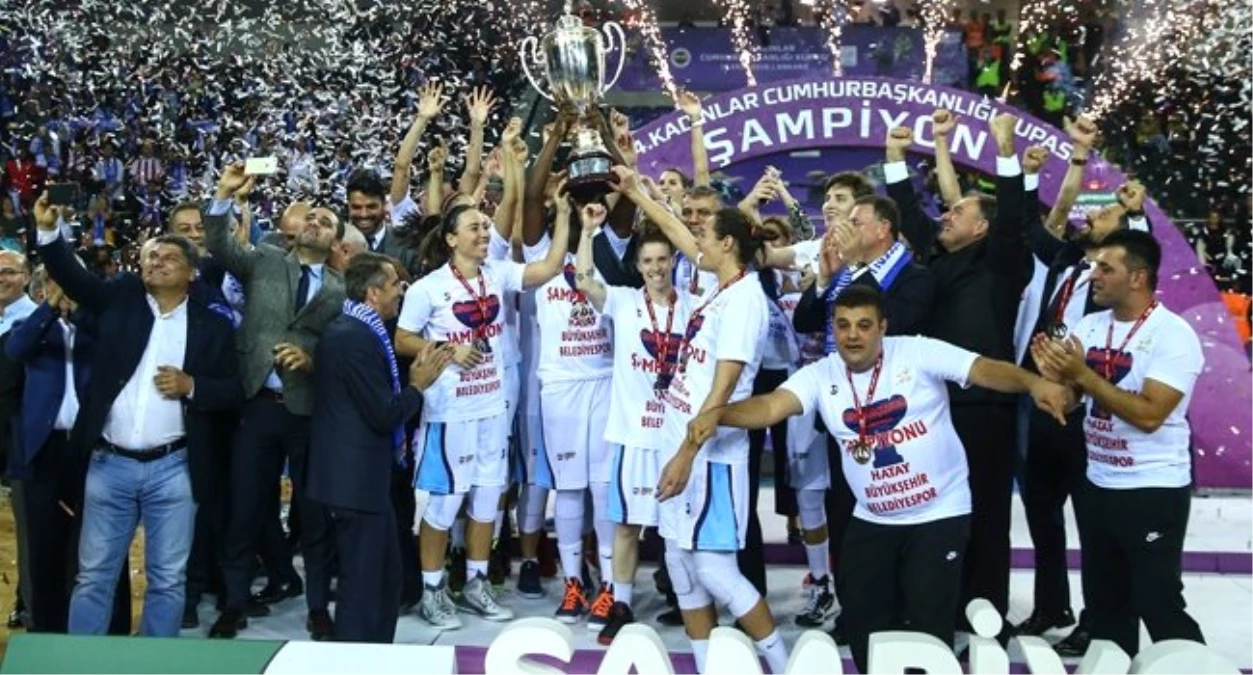 Hatay Büyükşehir Belediyespor Kupasını Aldı