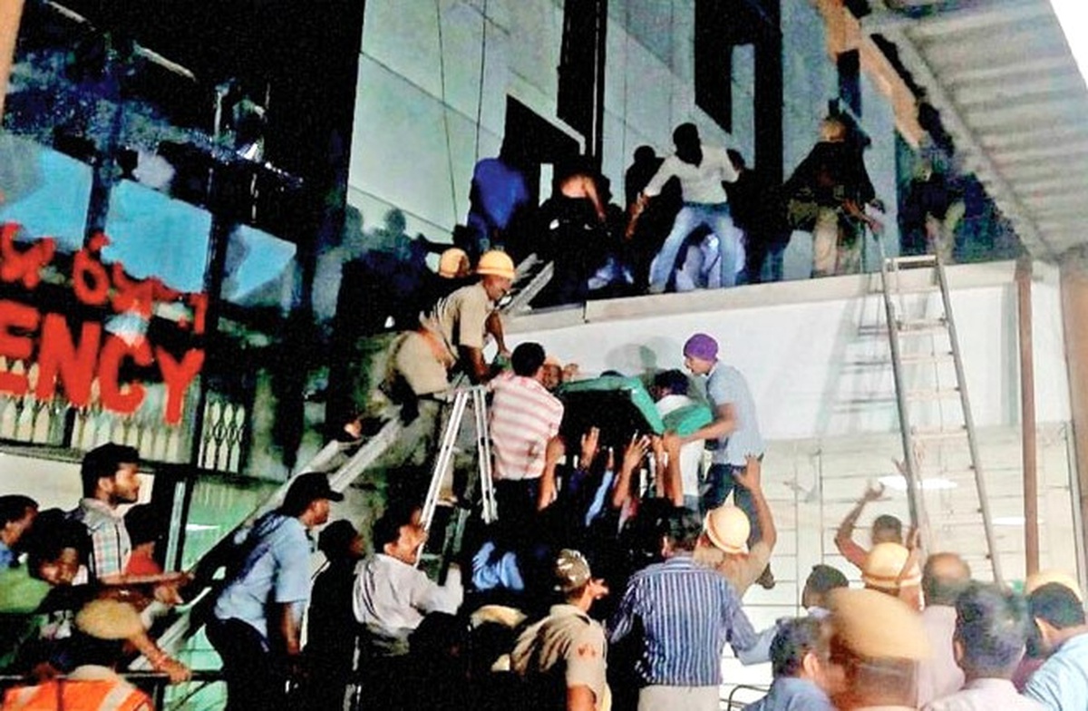 Hindistan\'da Hastanede Yangın: 23 Ölü, 106 Yaralı