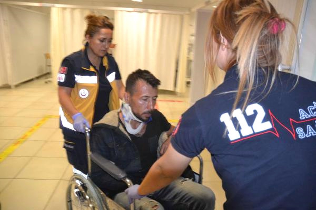 İki Otomobil Çarpıştı: 2\'si Ağır 6 Yaralı