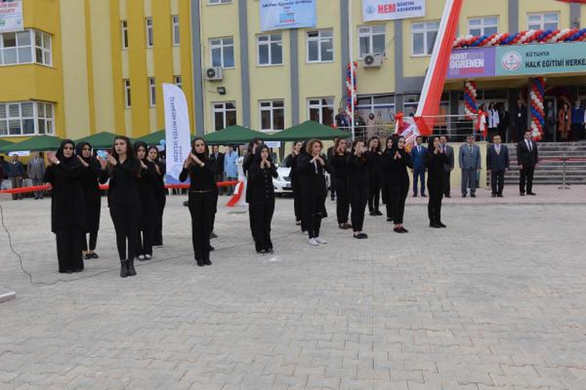 İstiklal Marşı\'nı İşaret Diliyle Okudular