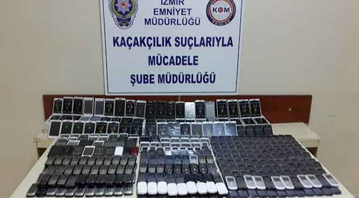 İzmir\'de Cep Telefonu Kaçakçılığı Operasyonu