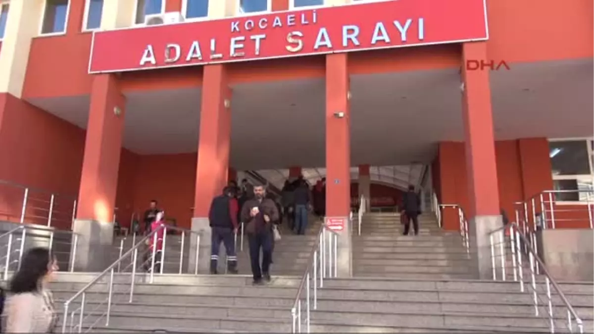 Izmit\'te 12 Memur Adliyeye Sevk Edildi