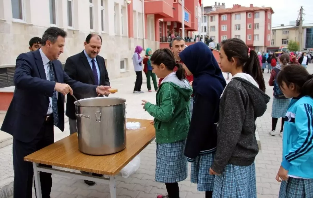 Kütahya Şule Mete Tetik İmam Hatip Ortaokulu\'ndan Aşure İkramı