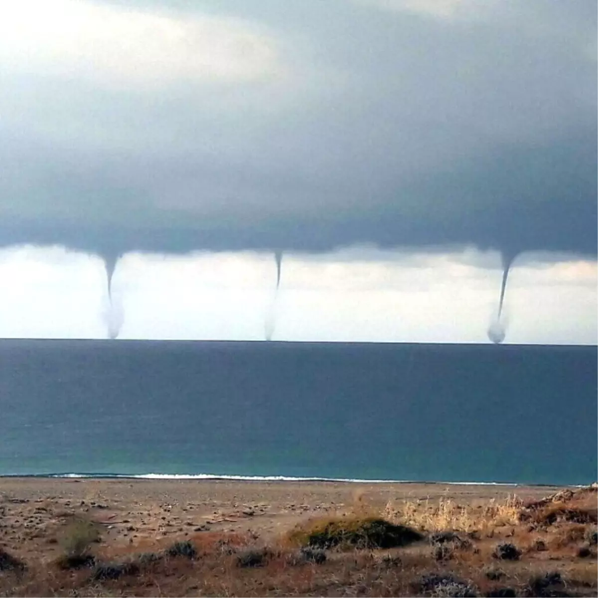 Manavgat\'ta Denizde Aynı Anda Beliren Üç Hortum Şaşkına Çevirdi