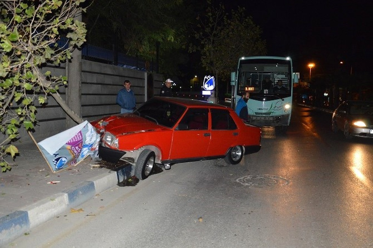 Manisa\'da Halk Otobüsü ile Otomobil Çarpıştı: 2 Yaralı