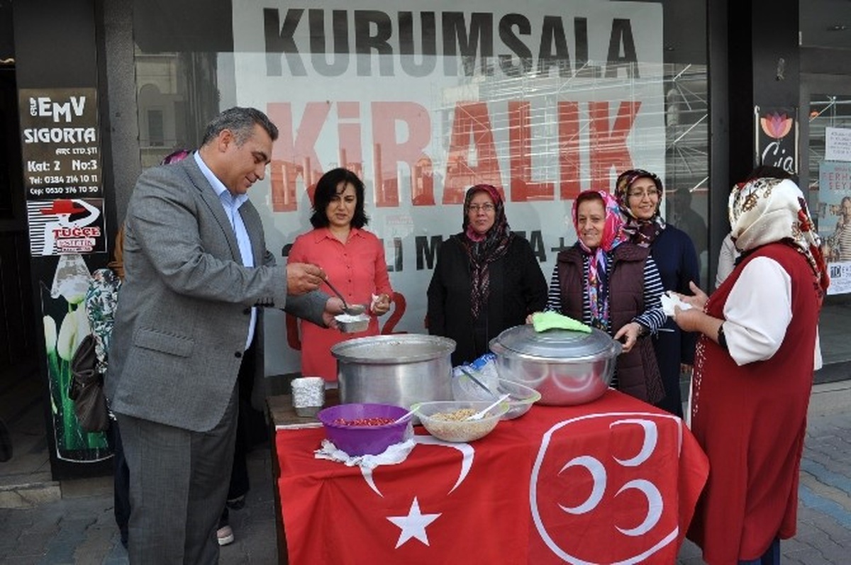 MHP\'li Kadınlar 400 Kişiye Aşure İkram Etti