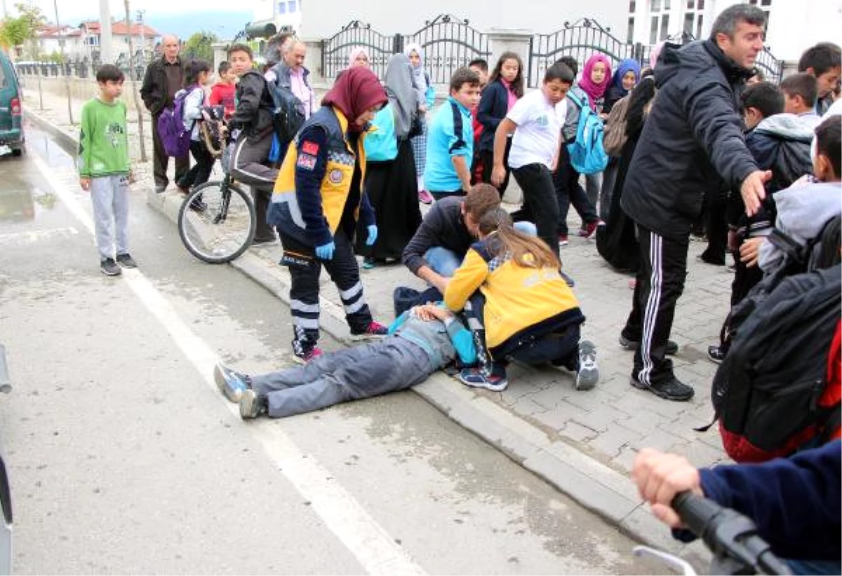 Okul Çıkışında Minibüs Çarpan Öğrenci Yaralandı