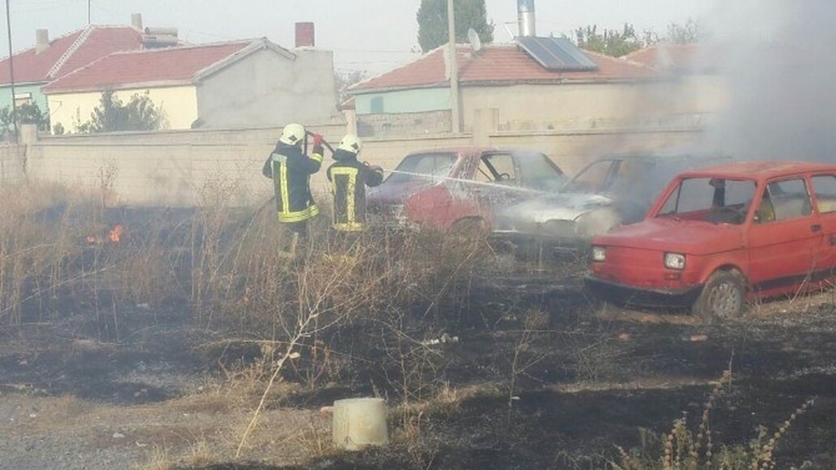 Otoparkta Çıkan Yangında 7 Araç Zarar Gördü
