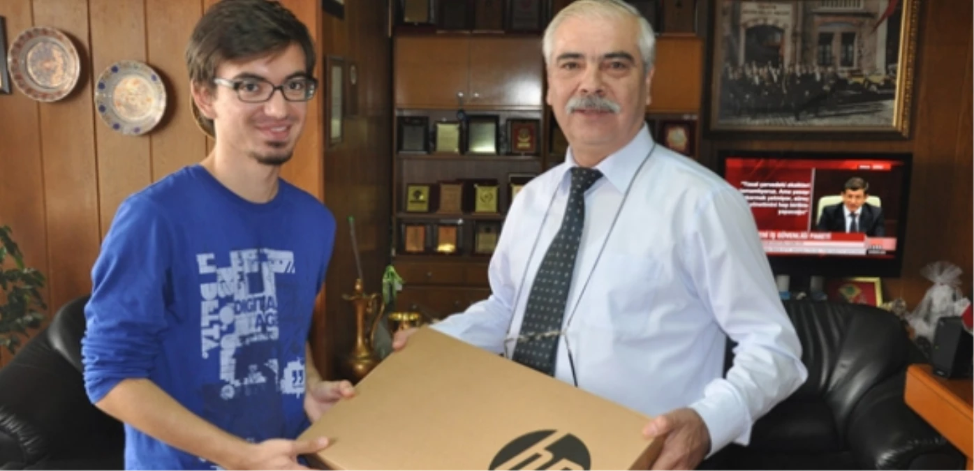 Özcan, Tıp Fakültesini Kazanan Keşanlı Öğrencileri Ödüllendirdi