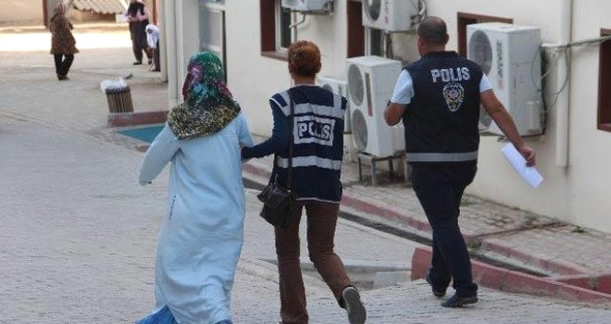 Polisten \'Fetö\'nün Ablaları\'na Operasyon (2)