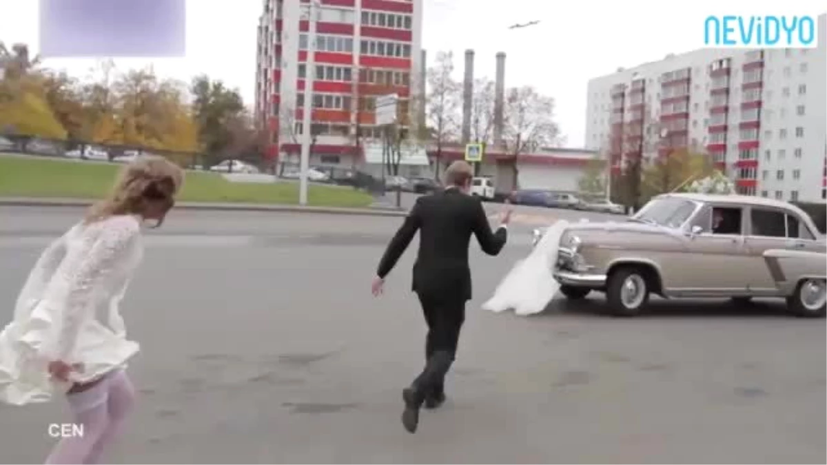 Rus Gelinin Eteği Arabaya Takılınca