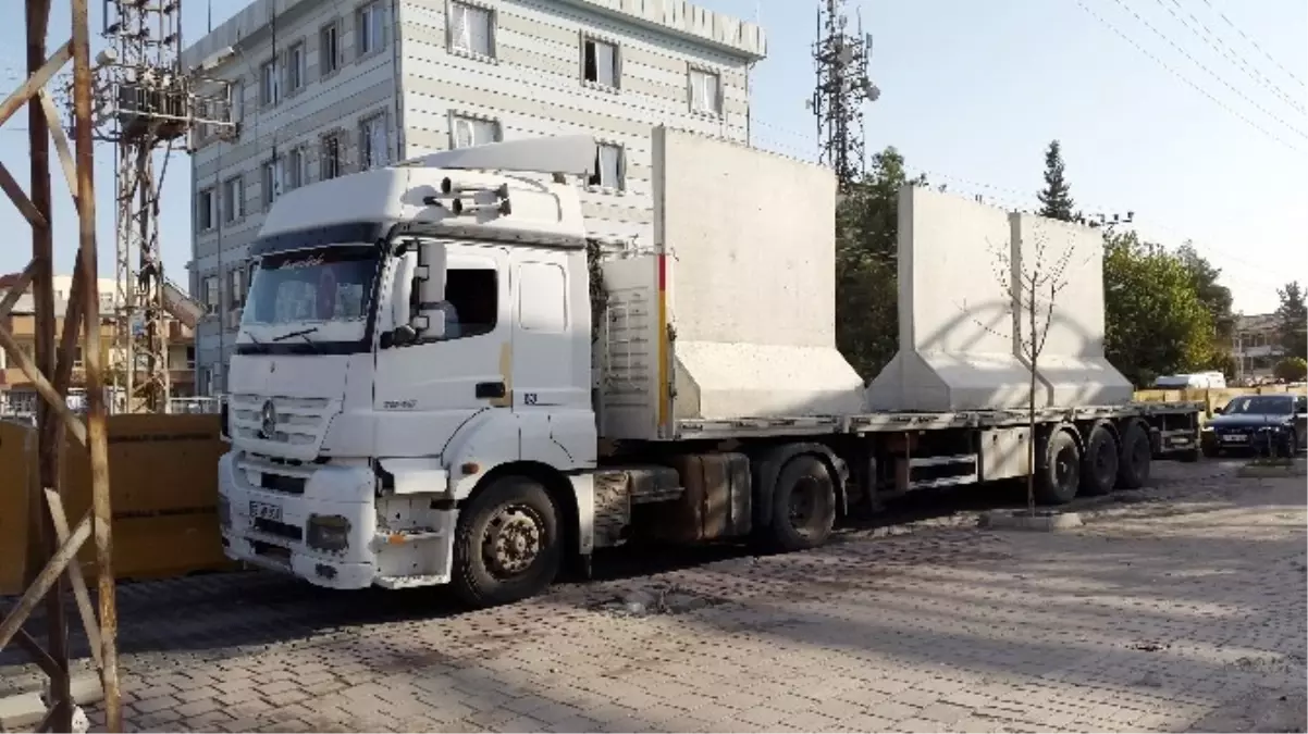 Sınır Güvenliği İçin Akçakale\'ye Beton Duvarlar Getiriliyor