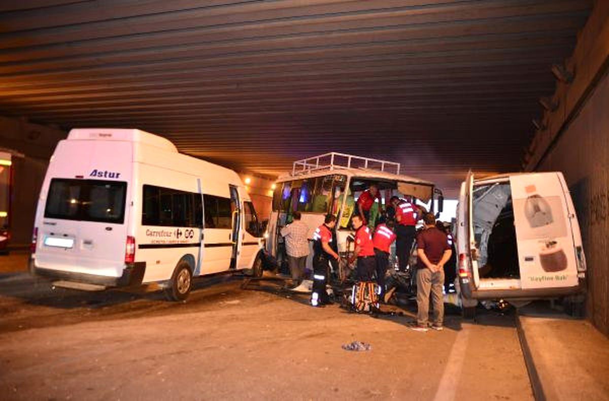 Tarım İşçilerini Taşıyan Midibüs, 2 Araca Çarptı: 1 Ölü, 15 Yaralı