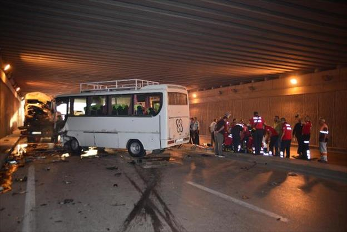 Tarım İşçilerini Taşıyan Midibüs, 2 Araca Çarptı: 1 Ölü, 15 Yaralı