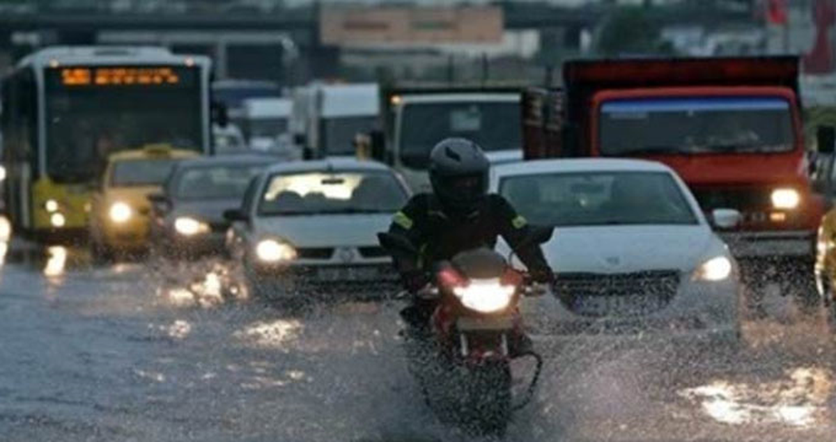 Yağmur, İstanbul Trafiğini Kilitledi
