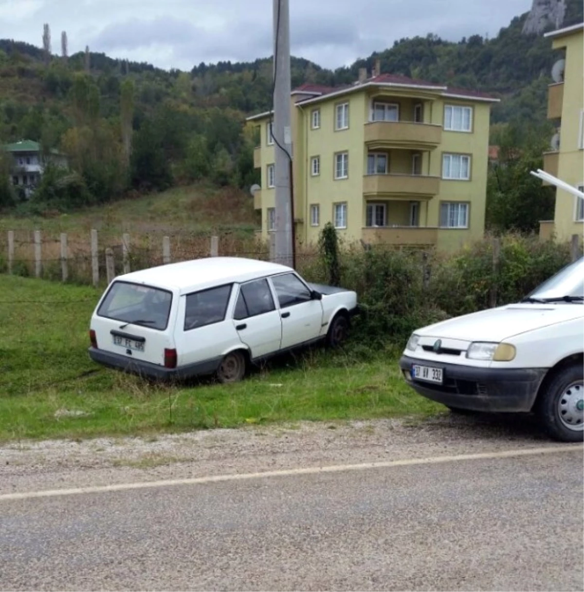 Yoldan Çıkan Otomobil, Elektrik Direğine Çarptı