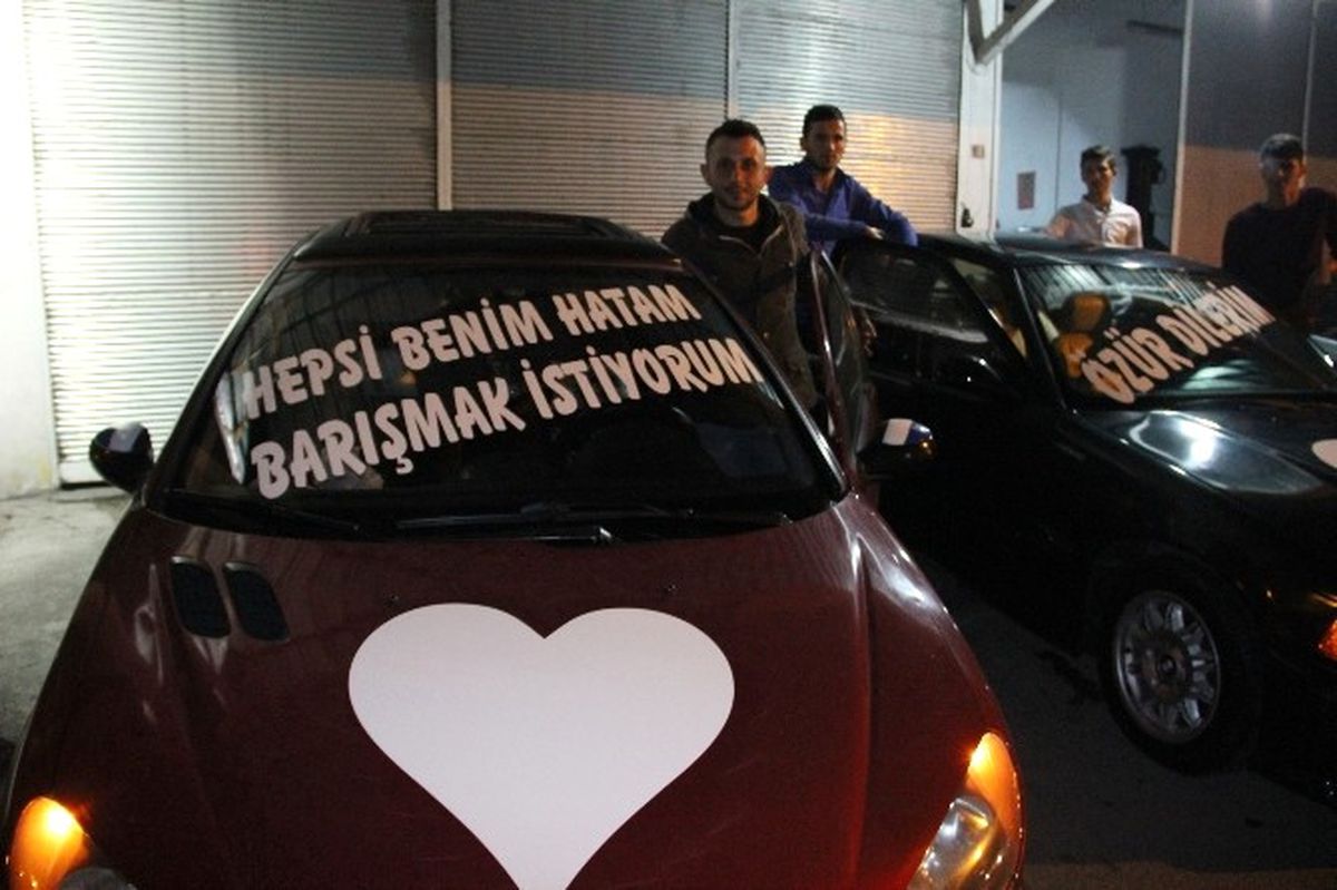7 Otomobile "Özür Dilerim" Yazıp Eşinden Af Diledi