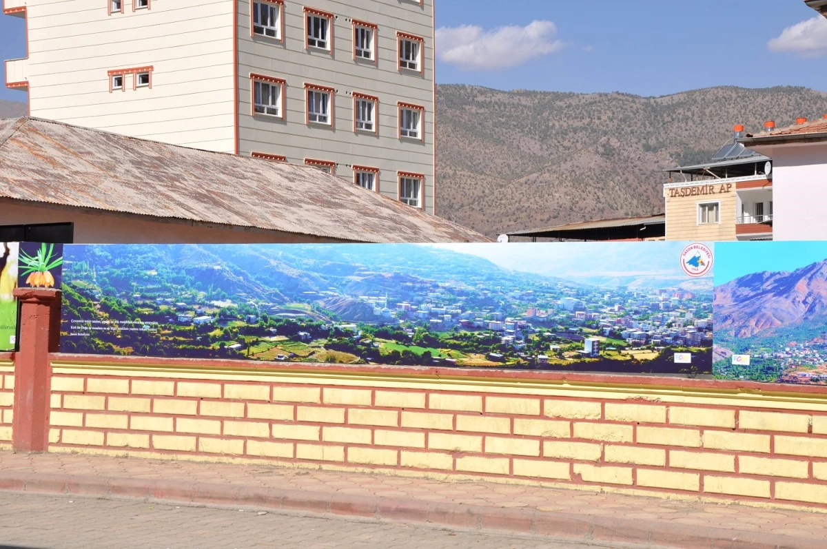 Belediye Okul Duvarlarına Resim Çizdi