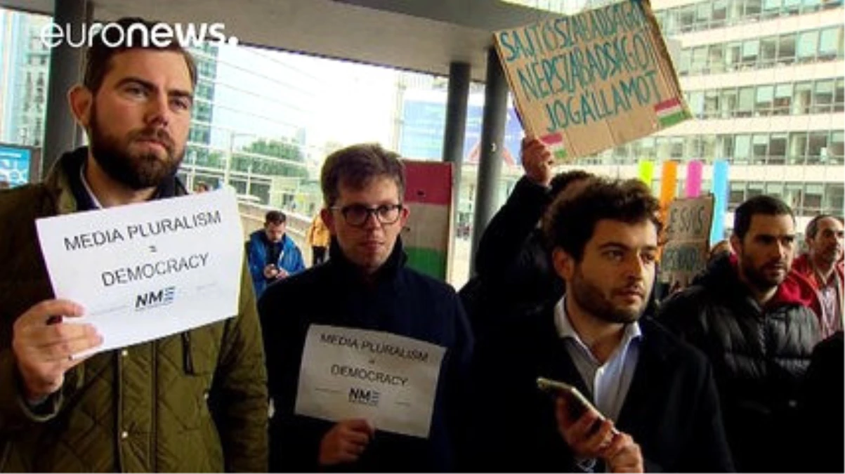 Brüksel\'de Macar Gazeteciler İfade Özgürlüğü İstedi