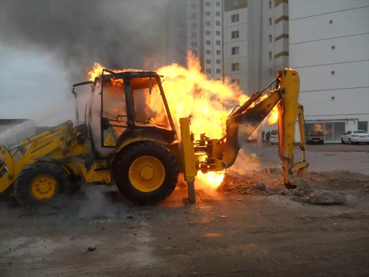 Doğalgaz Borusunu Patlatan İş Makinesi Yandı