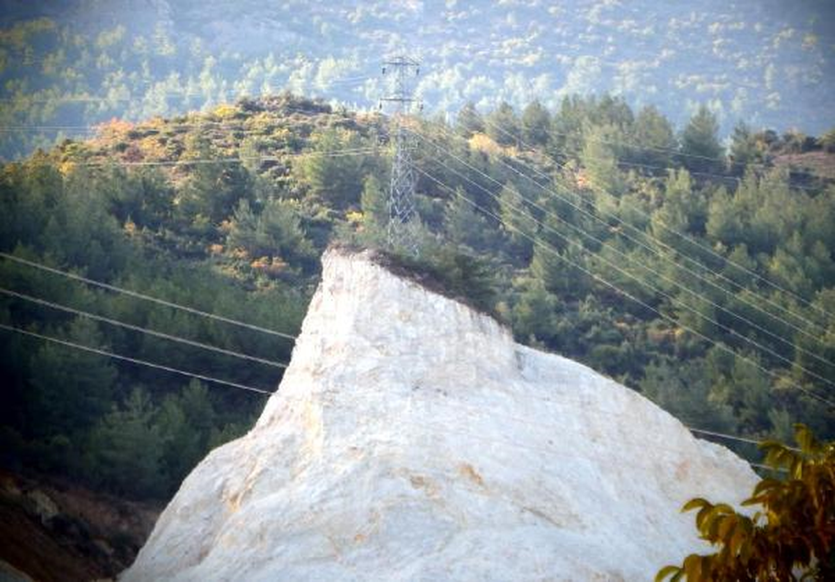 Elektrik Direği, Taş Ocağının Ortasında Dikili Kaldı