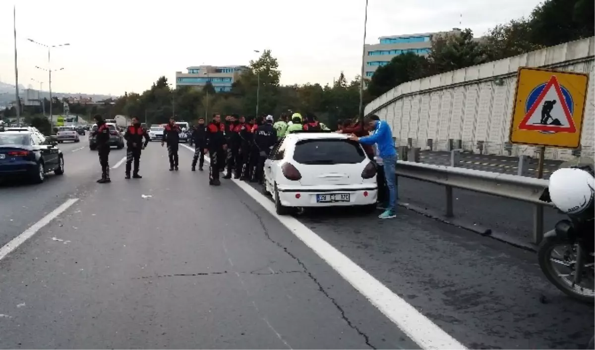 Emniyet Şeridine Giren Otomobil, Yunus Polislerine Çarptı