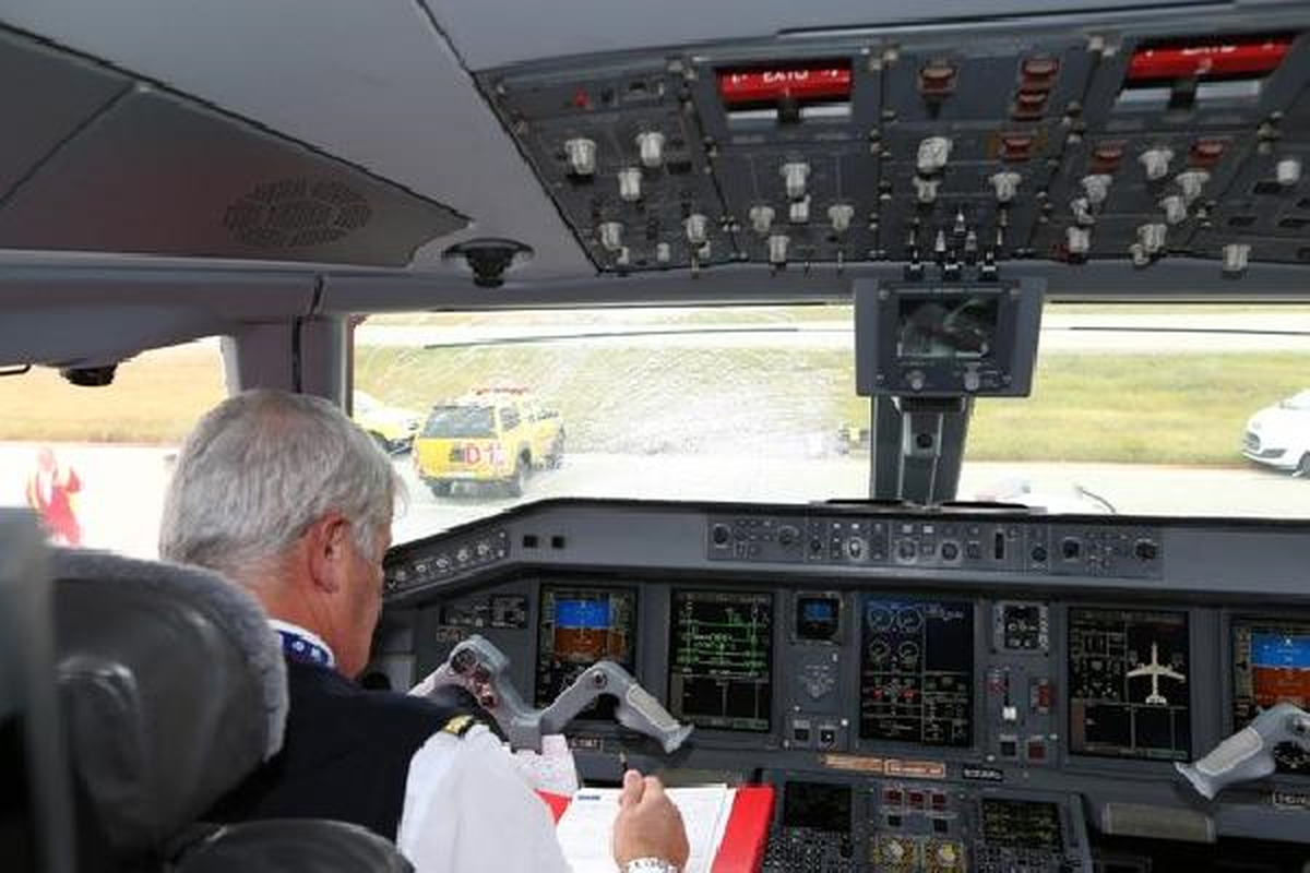 Fenerbahçe\'yi İngiltere\'ye Götüren Uçağın Camında Çatlaklar Oluştu ve Budapeşte\'ye Zorunlu İniş...