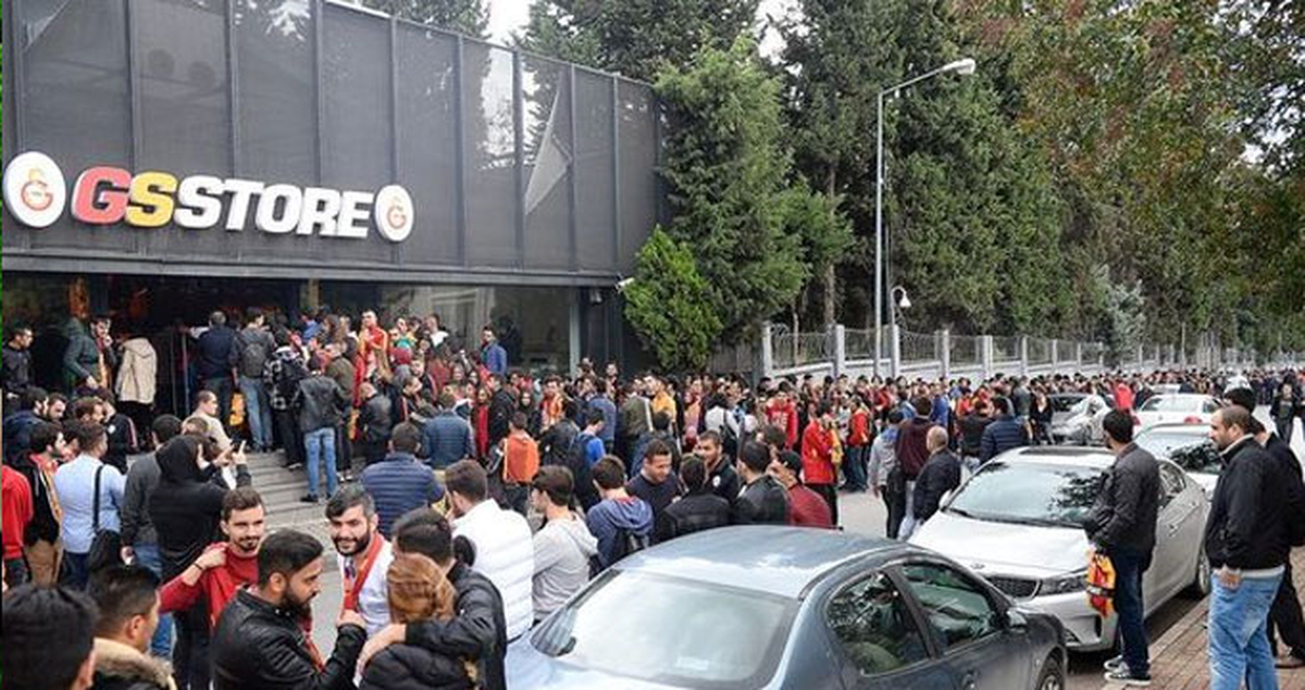 G.Saraylı Oyuncular İmza Vermekten Yorulunca, Taraftar Deliye Döndü