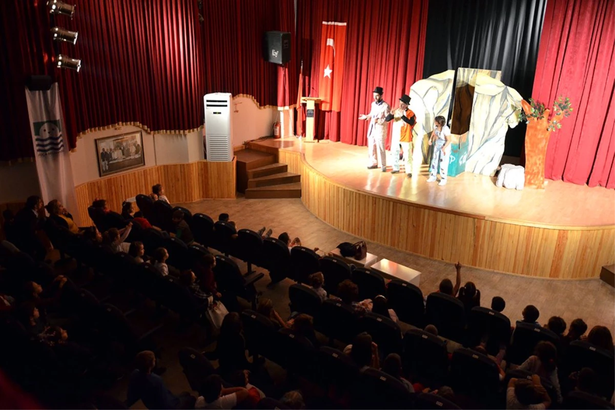 \'Geleceğe Bir Damla\' isimli çocuk tiyatrosu Foça\'da sahnelendi