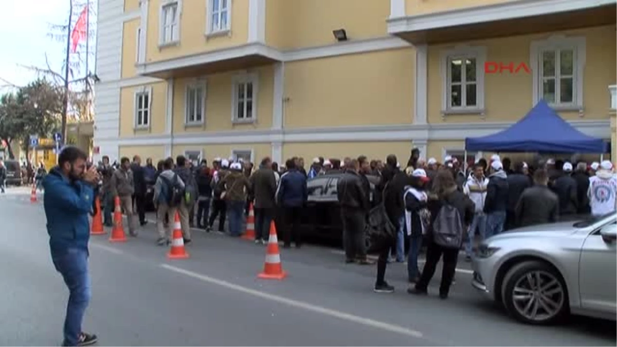 Greve Çıkan Işçiler Bakırköy Belediyesi Önünde Eylem Yaptı