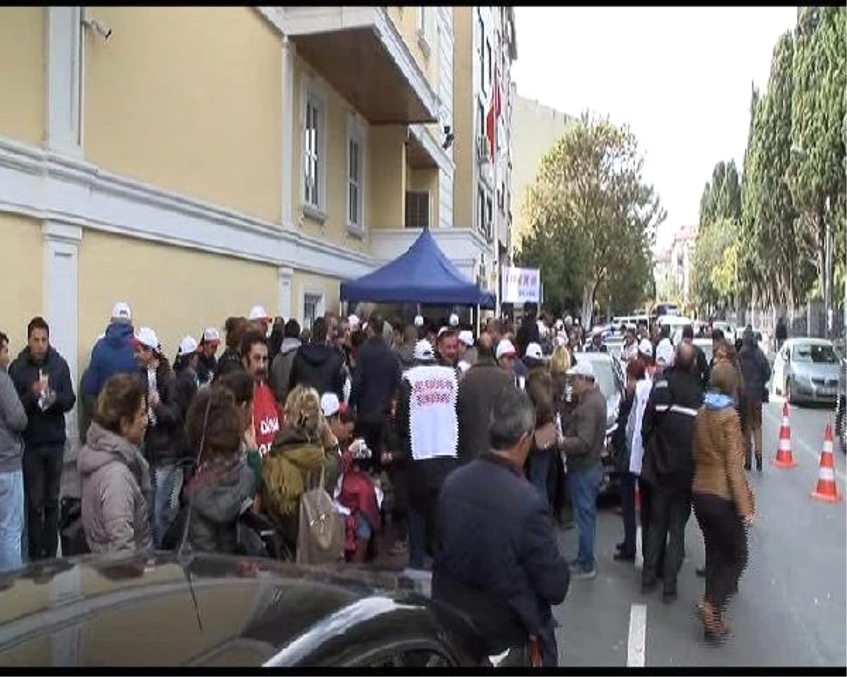 Greve Çıkan İşçiler Bakırköy Belediyesi Önünde Eylem Yaptı